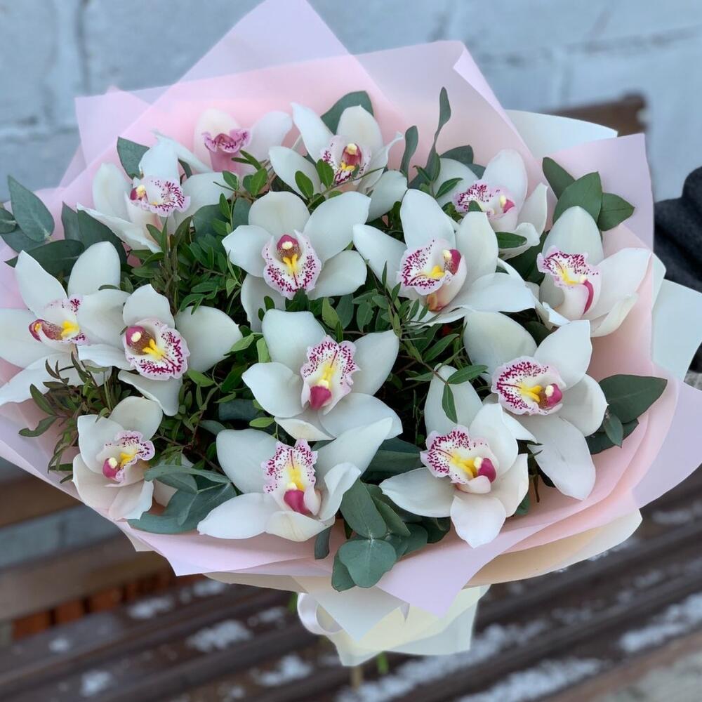 Букет с белой орхидеей и эвкалиптом Букет с белой орхидеей и эвкалиптом